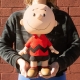 Snoopy - Figurine Supersize Charlie Brown (Red Shirt) 41 cm