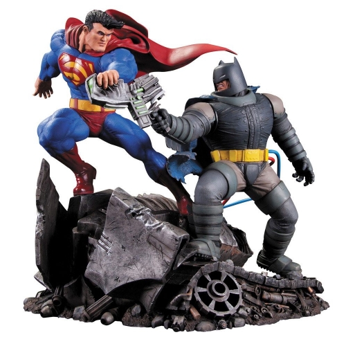 Batman The Dark Knight Returns - Statuette Superman vs Batman 28 cm