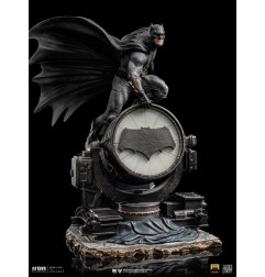 DC Comics - Zack Snyder's Justice League statuette 1/10 Deluxe Art Scale Batman on Batsignal 28 cm
