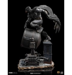 DC Comics - Statuette Zack Snyder's Justice League 1/10 Deluxe Art Scale Batman on Batsignal 28 cm