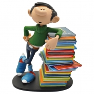 Gaston Lagaffe - Statuette Gaston Lagaffe avec une pile de bandes dessinées 16 cm. Gaston Lagaffe - Statuette Gaston Lagaffe avec une pile de bandes dessinées 16 cm.