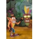 Crash Bandicoot - Figurine Ultra Deluxe Crash avec masque Aku Aku 14 cm
