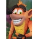 Crash Bandicoot - Figurine Ultra Deluxe Crash avec masque Aku Aku 14 cm