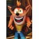 Crash Bandicoot - Figurine Ultra Deluxe Crash avec masque Aku Aku 14 cm