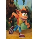 Crash Bandicoot - Figurine Ultra Deluxe Crash avec masque Aku Aku 14 cm