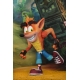 Crash Bandicoot - Figurine Ultra Deluxe Crash avec masque Aku Aku 14 cm