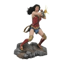 DC Comic Gallery - Diorama Wonder Woman Bracelets (Justice League Movie) 23 cm