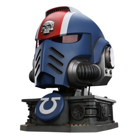 Warhammer 40k: Space Marine 2 - Réplique casque avec présentoir Ultramarines Lieutenant Titus 44 cm