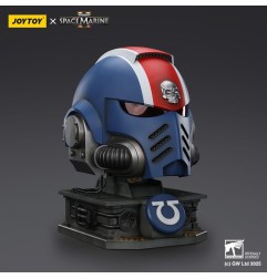 Warhammer 40k: Space Marine 2 - Réplique casque avec présentoir Ultramarines Lieutenant Titus 44 cm