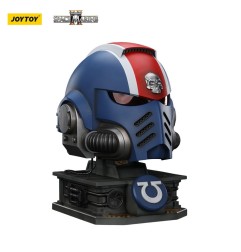 Warhammer 40k: Space Marine 2 - Réplique casque avec présentoir Ultramarines Lieutenant Titus 44 cm