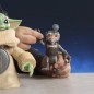 Star Wars: The Mandalorian & Grogu - Figurine électronique Câlins Grogu & Anzellan 17 cm